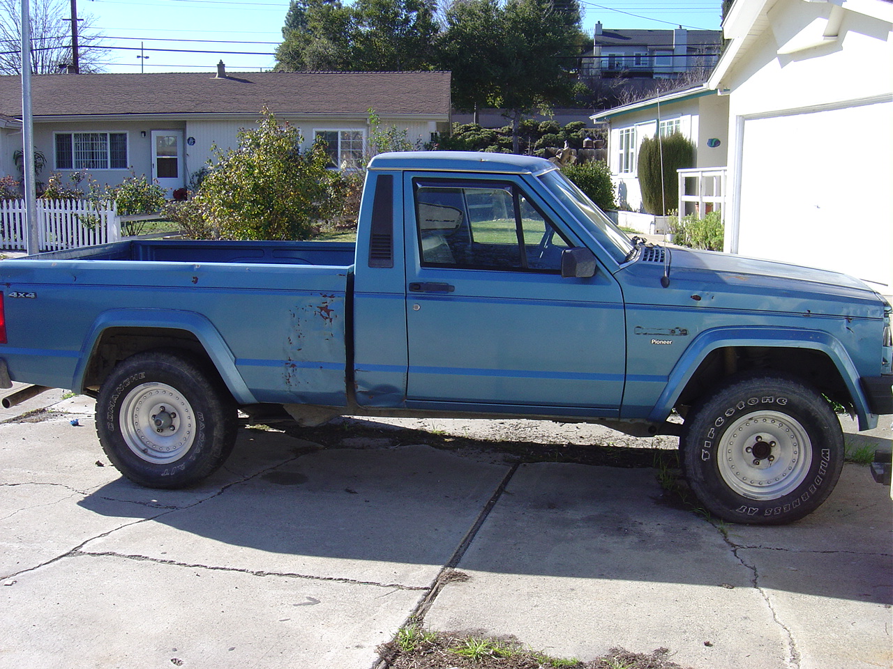 1987_Jeep_Comanche_rt